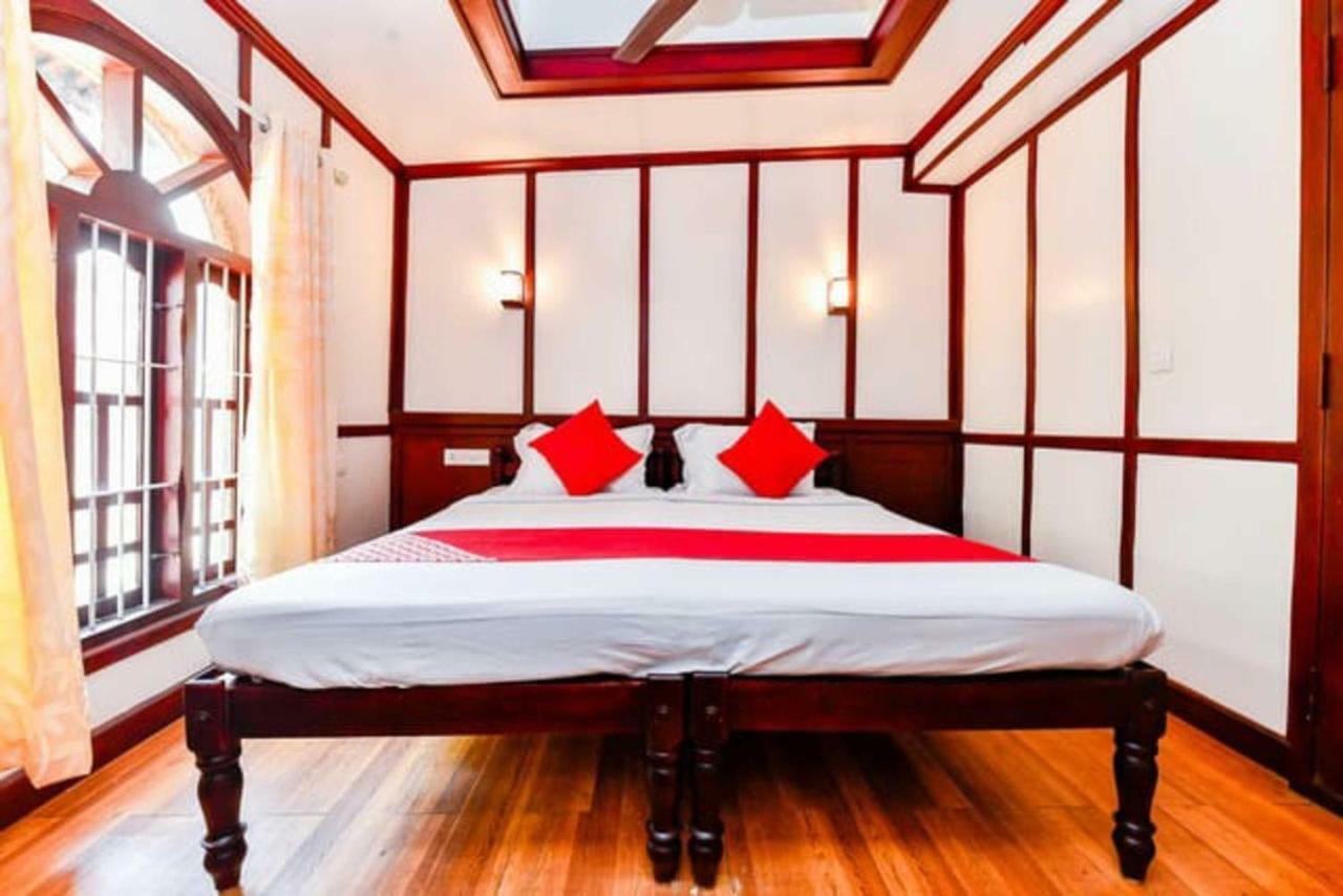 Cosy Premium Houseboats Hotel Alappuzha Exterior photo